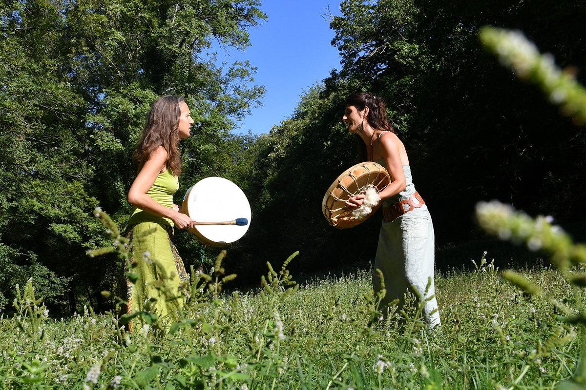 Hélène et Marion en stage "Cercles de tambours"